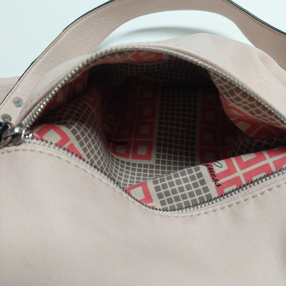 Guess purse - Picture 13 of 16